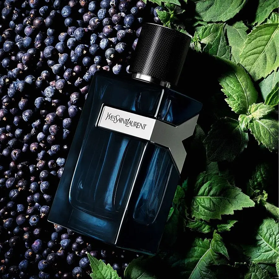 مردی در حال انتخاب عطر از میان مجموعه‌ای از شیشه‌های مختلف
