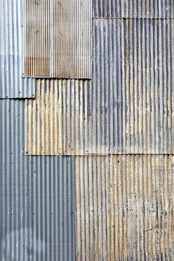 نمونه‌ای از ورق آجدار با الگوهای برجسته و شیارهای مشخص که در محیط صنعتی استفاده می‌شود