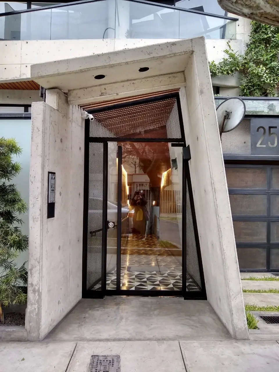نمونه طراحی ورودی با نورپردازی مناسب و مواد طبیعی