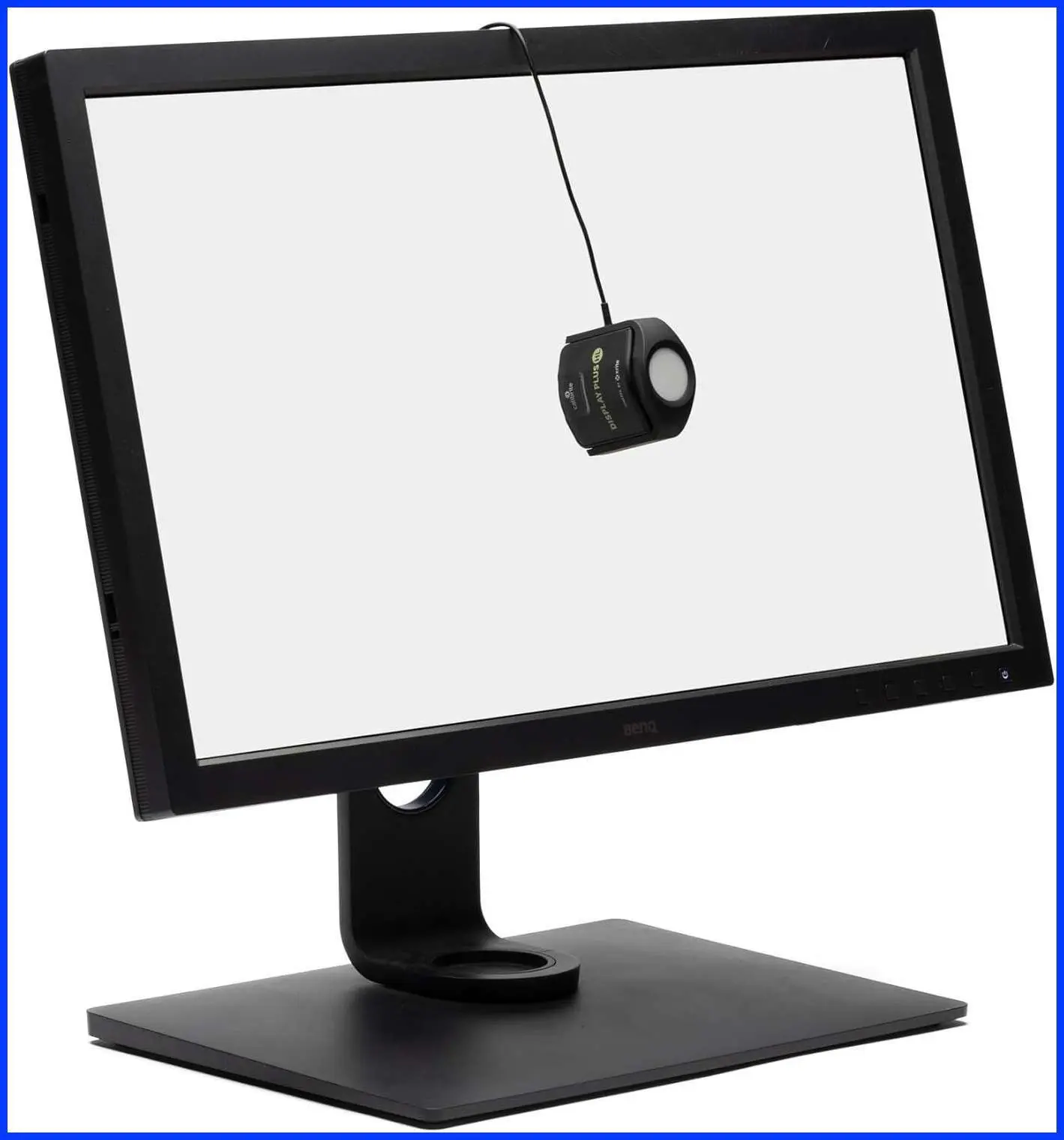 نمونه‌ای از محیط کار حرفه‌ای با مانیتور کالیبره شده و ابزارهای مرتبط برای اطمینان از دقت رنگ