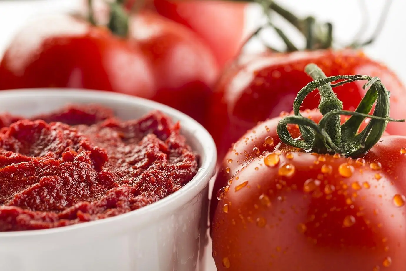 رب گوجه فرنگی در ظرف شیشه‌ای برای نگهداری در یخچال