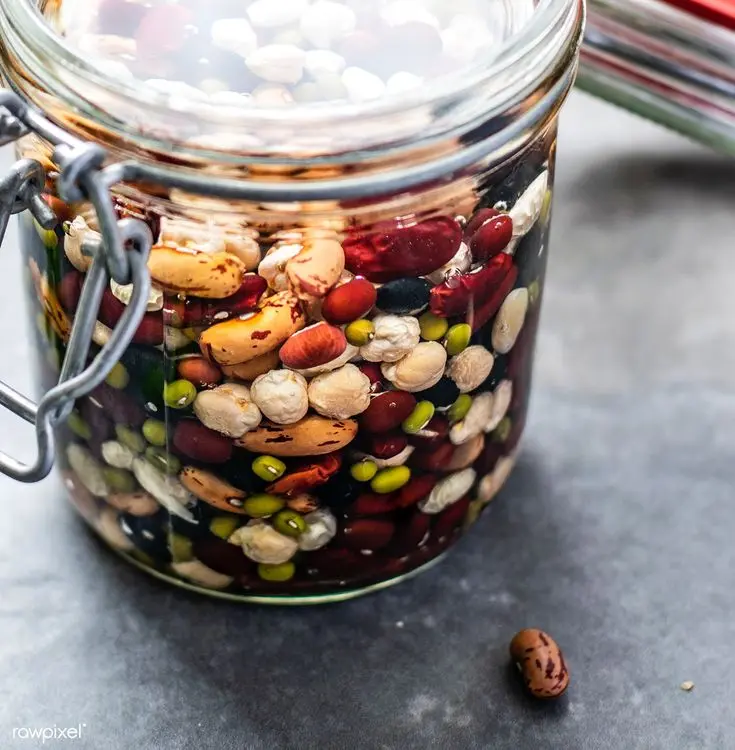مخلوط حبوبات مختلف در ظرف شیشه‌ای