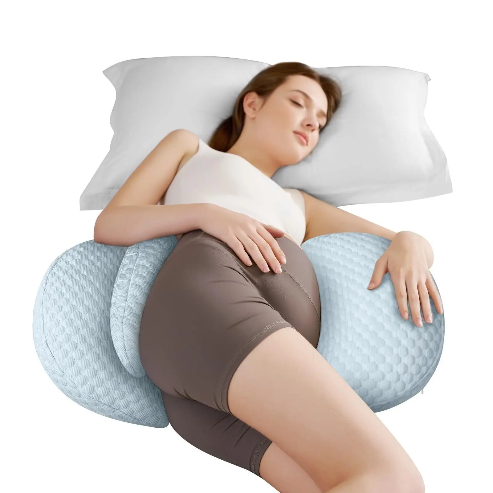 مادر باردار در حال استفاده از بالش بارداری برای حمایت از ناحیه کمر و لگن
