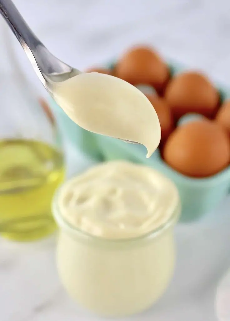تخم مرغ و روغن در ظرف برای تهیه مایونز خانگی