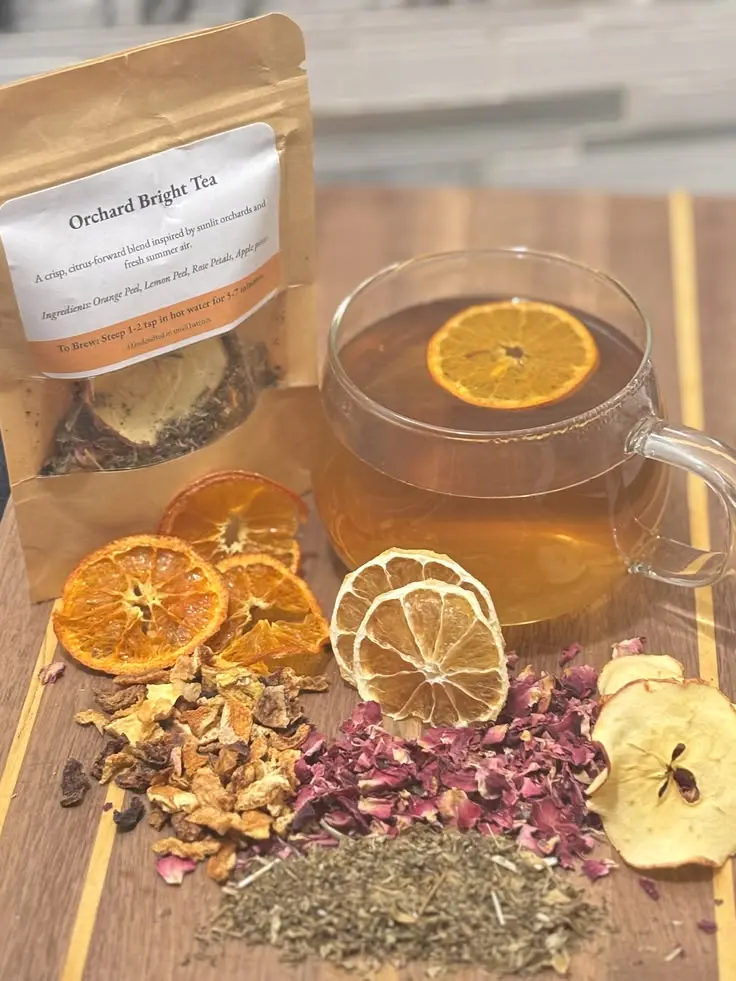 چای سبز و گیاهان خشک شده در ظرف شیشه‌ای