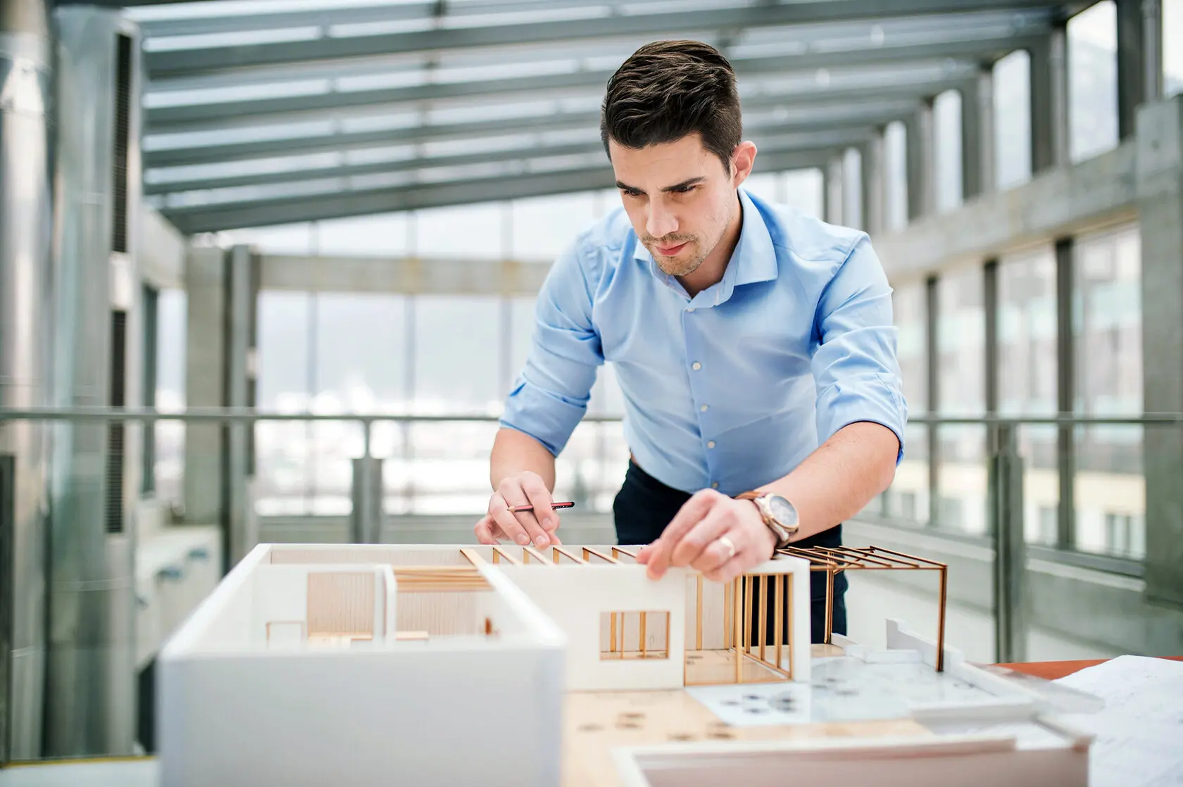 نظارت مهندس معمار بر اجرای پروژه ساختمانی