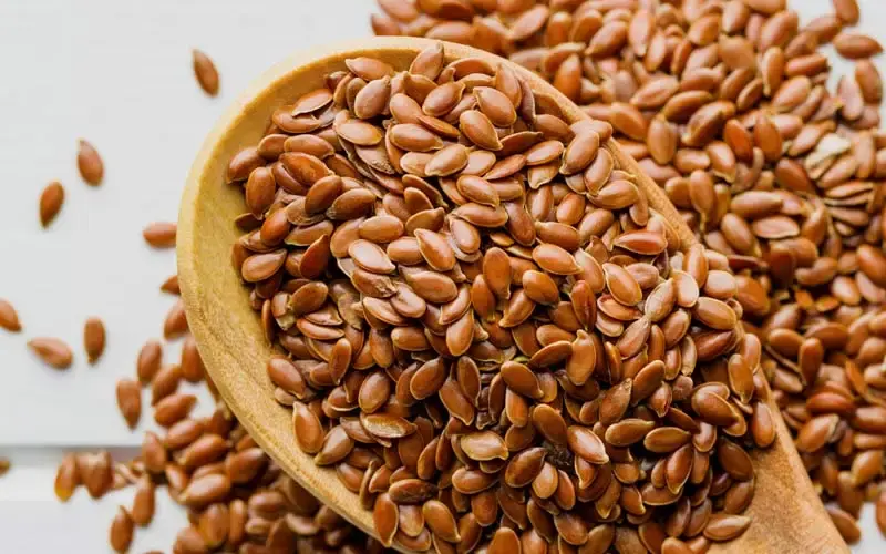 تخم کتان خرد شده در ظرف شیشهای
