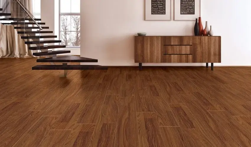 نمونهای از کفپوش لمینت با کیفیت بالا و طراحی شبیه چوب طبیعی