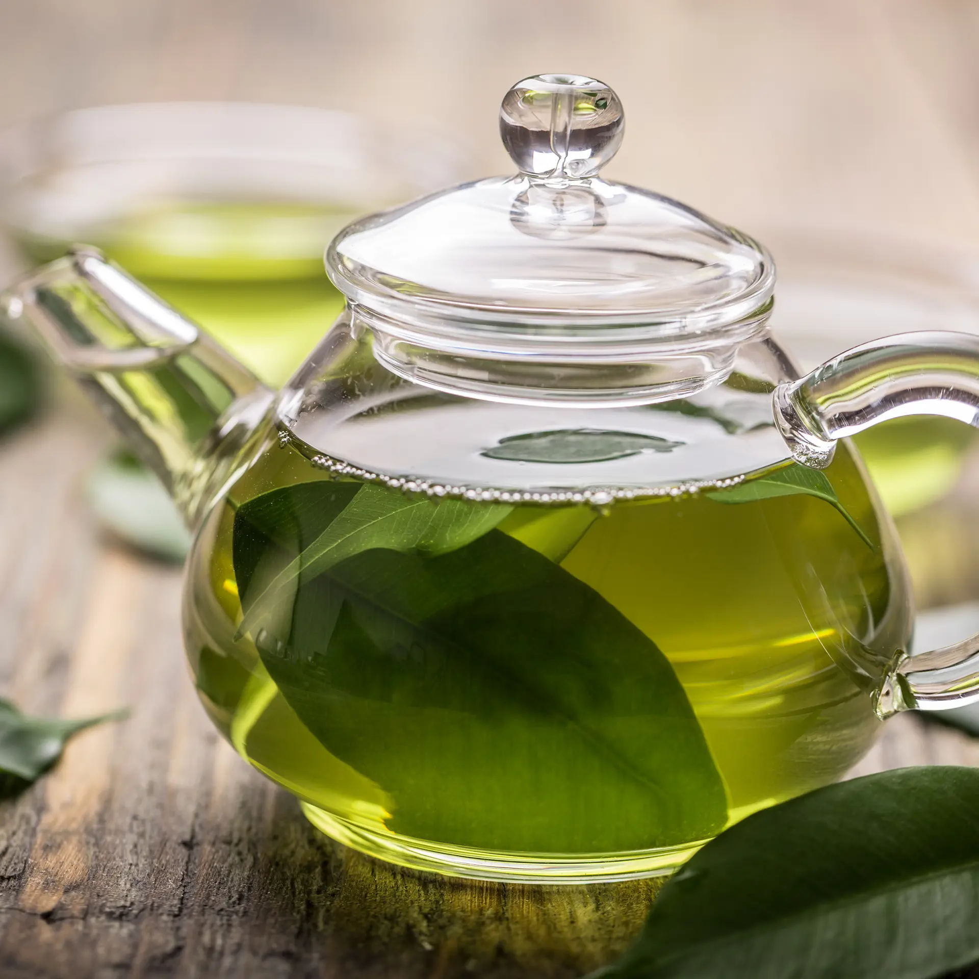 چای سبز مویری در ظرف سرامیکی سفید با چاشنی