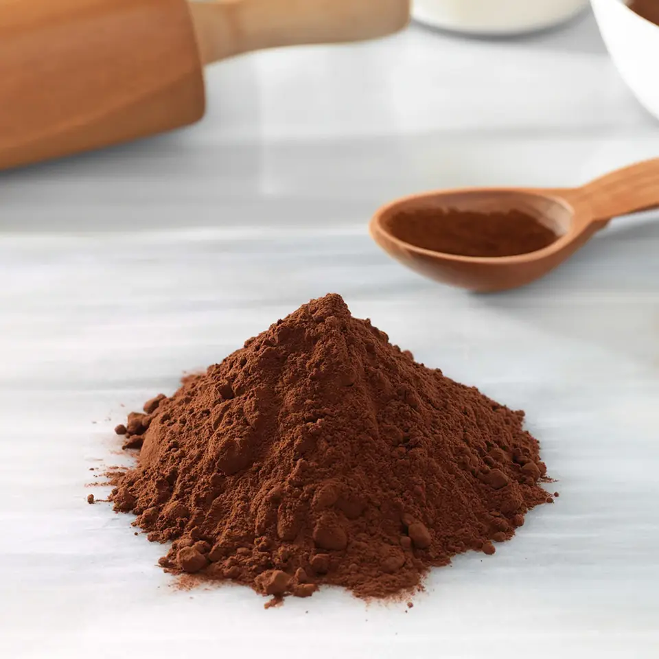 پودر کاکائو در ظرف شیشه‌ای با درپوش محکم