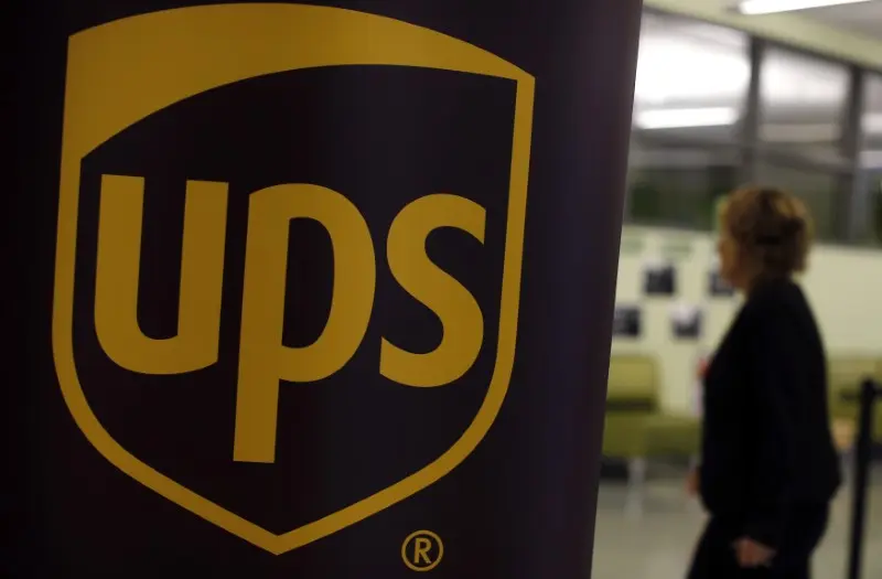یک واحد UPS کوچک نصب شده در کنار تجهیزات استودیو