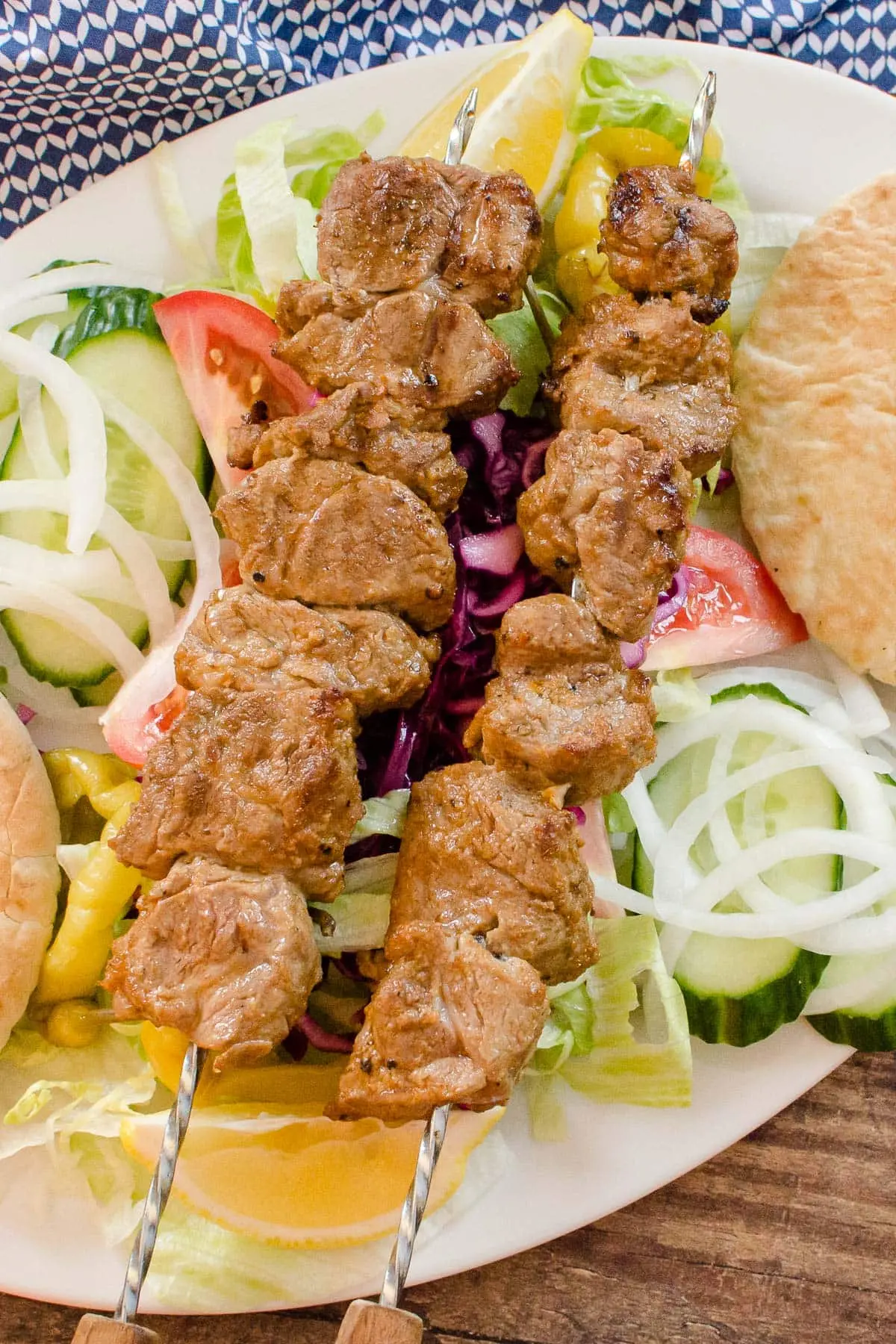 سیخ کباب گوسفندی با گوشت تازه و ادویه‌های سنتی