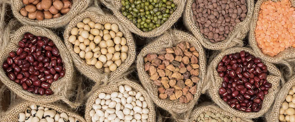 چندین نوع حبوبات پخته شده در ظرف سفالی
