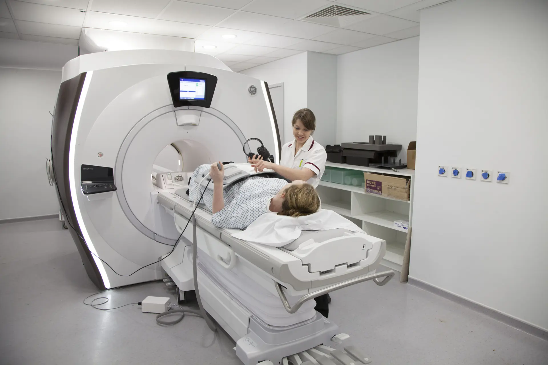 کارشناسان پزشکی در حال بررسی تصاویر MRI برای تشخیص دقیق