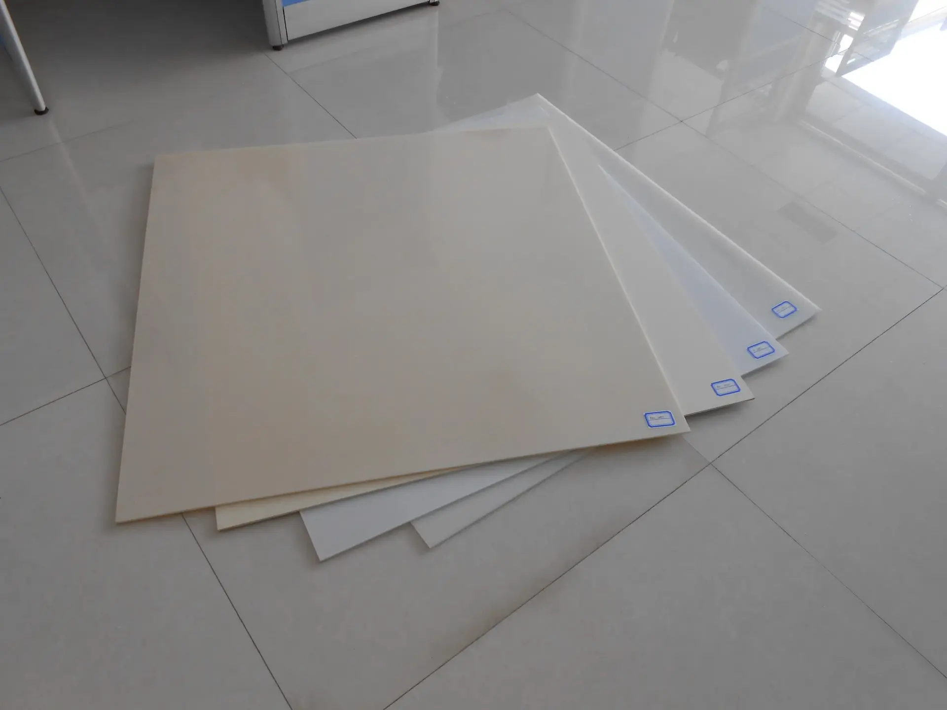 نمونه‌های مختلف ورق PVC فومیزه با ضخامت و رنگ‌های متفاوت