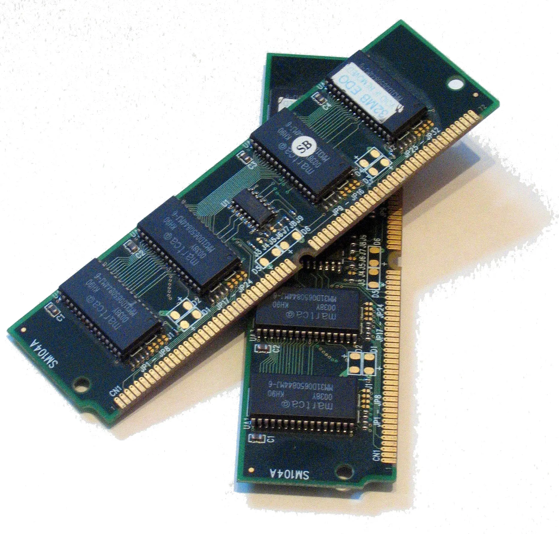 دو مدول رم DDR4 با طراحیهای مختلف و برچسبهای مشخصه