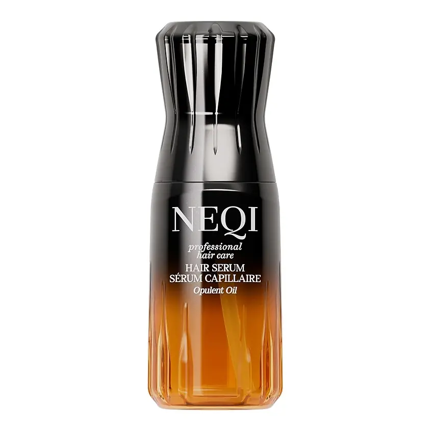 مردی که سرم مو را روی موهای خود میمالد و آنها را مرتب میکند