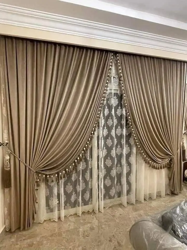 نصب پرده کرکره‌ای با سیستم کنترل نور در یک دفتر مدرن