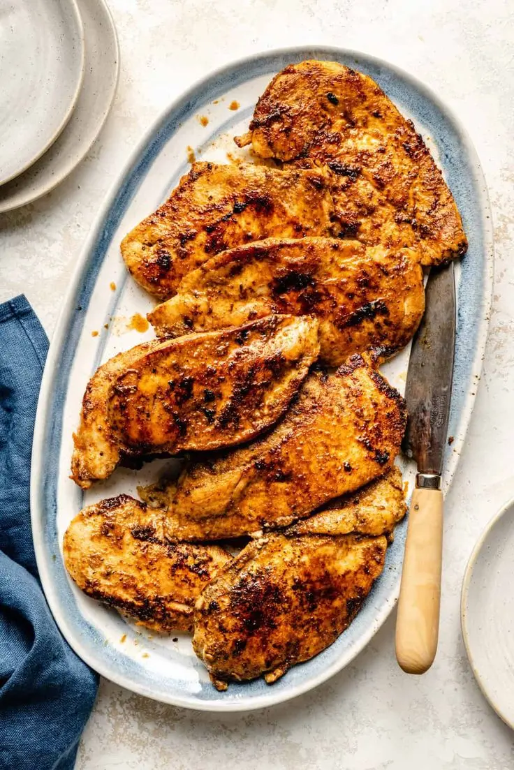 فیله مرغ تازه در بسته‌بندی بهداشتی و مناسب برای خرید