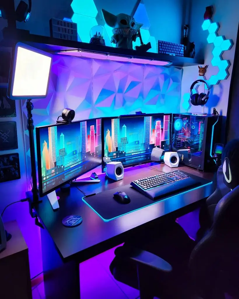 مثالی از یک میز گیمینگ با نورپردازی RGB و دکوراسیون شخصی‌سازی شده