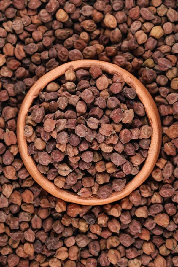 نخود سیاه پخته شده در ظرف سفالی برای استفاده در غذاهای سنتی