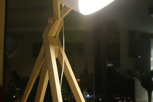آباژور ایستاده مدرن با طراحی ساده و نورپردازی گرم