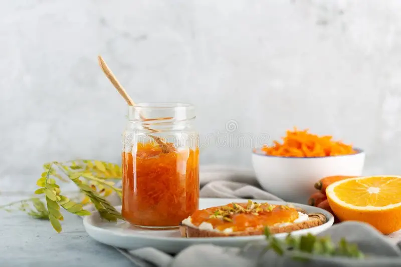 مربای هویج خانگی در ظرف شیشه‌ای با زمینه خاکستری