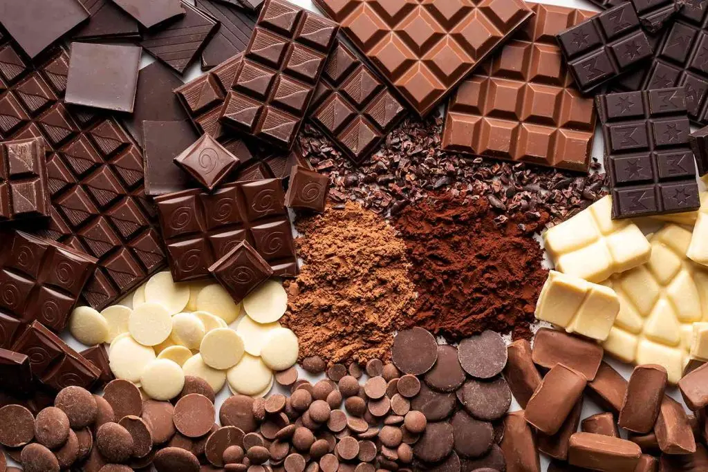 جعبه شکلات کادویی با طراحی هنری و مواد بستهبندی با کیفیت