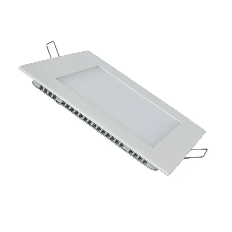 پنل LED نصب شده در سقف یک دفتر کار