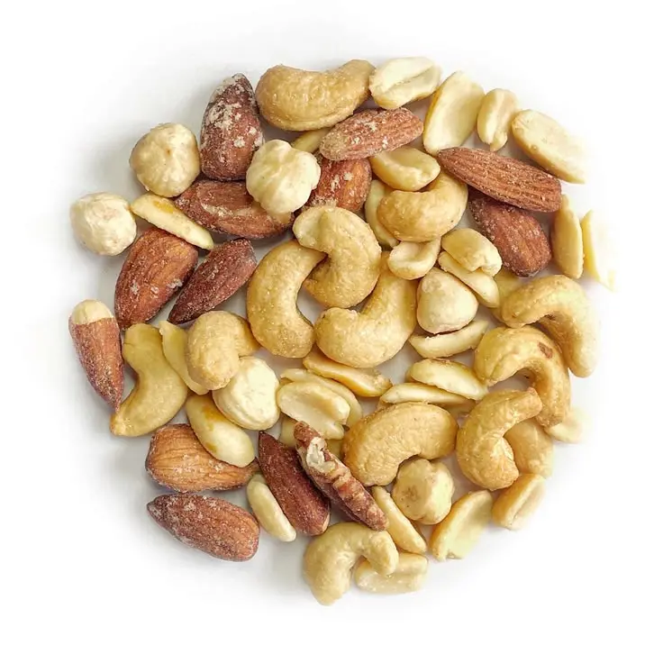 مخلوط آجیل و میوه در یک کاسه چوبی