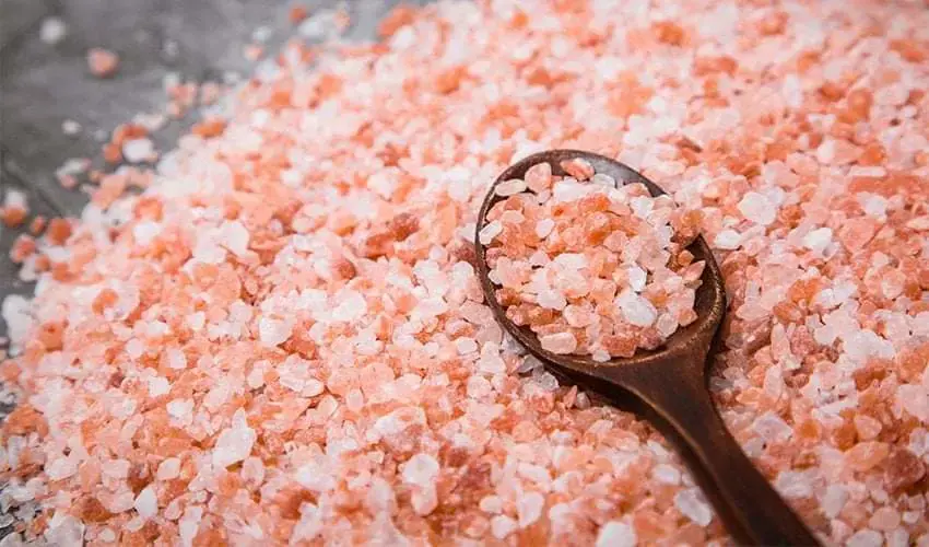 نمک صورتی طبیعی در ظرف شیشه‌ای