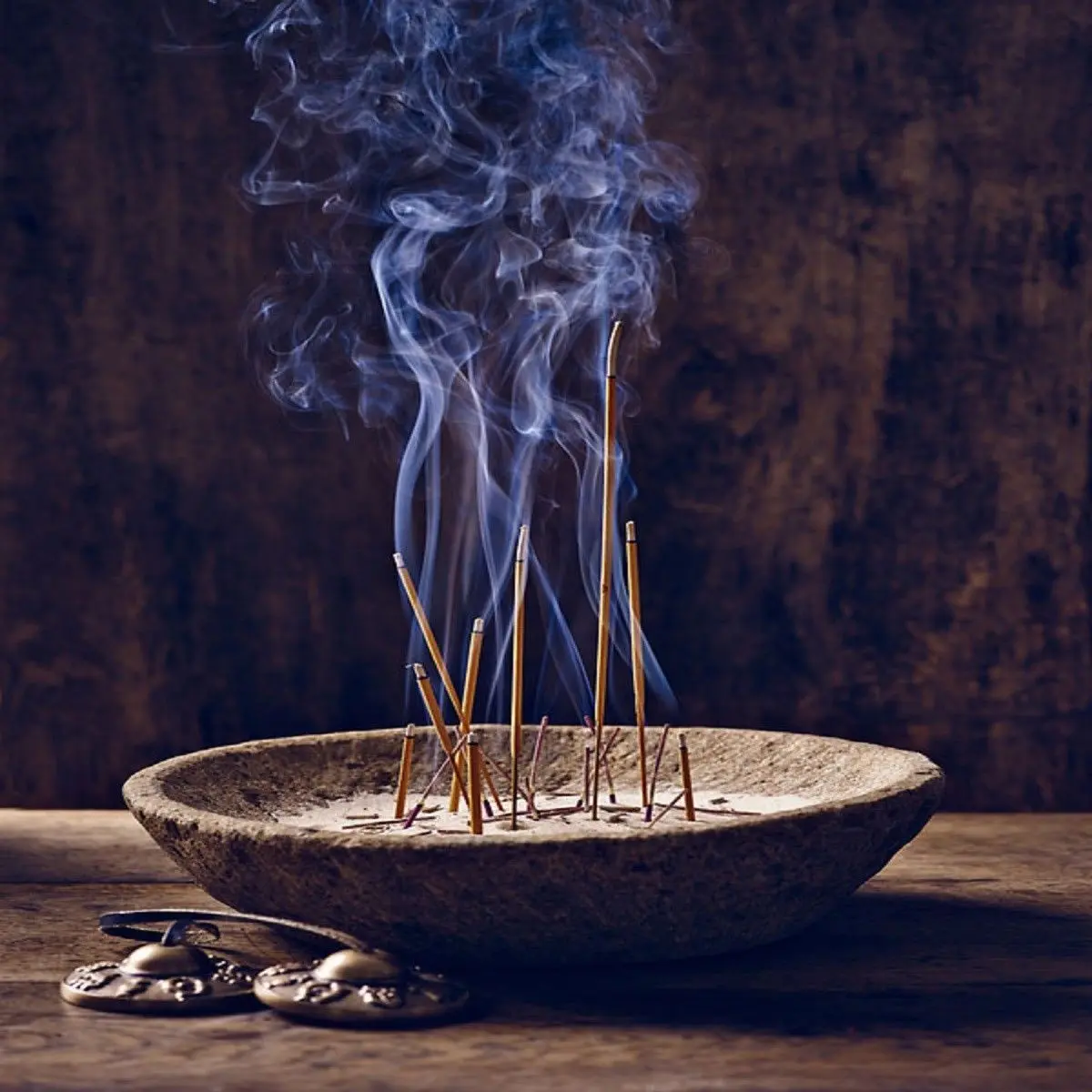 استفاده از عود در ظرف مناسب و غیرقابل اشتعال برای افزایش ایمنی
