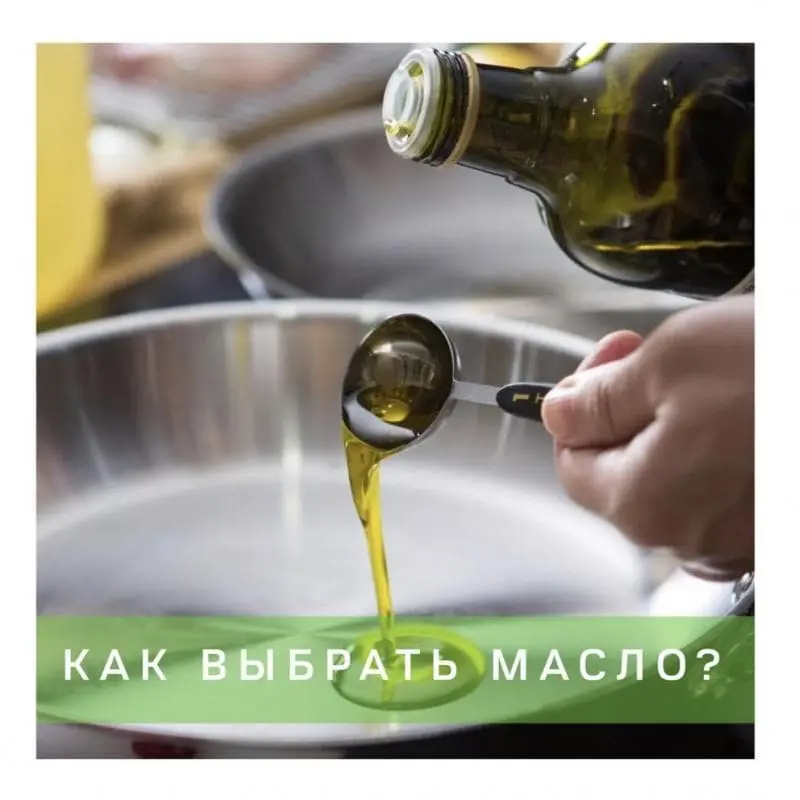 بوتلی روغن زیتون با برگ‌های زیتون اطراف آن