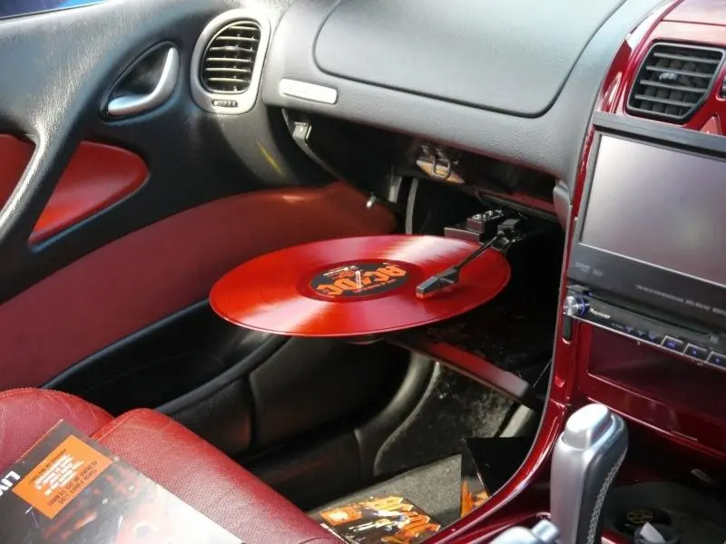 مجموعه‌ای از خودروهای مختلف در نمایشگاه خودرویی