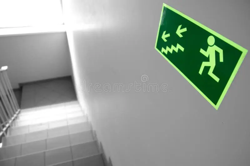 پله فرار در محیط کار با طراحی استاندارد و دسترسی آسان