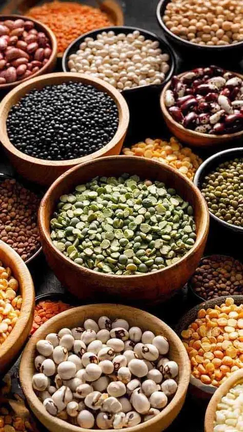 چندین نوع حبوبات خشک در ظرف شیشهای