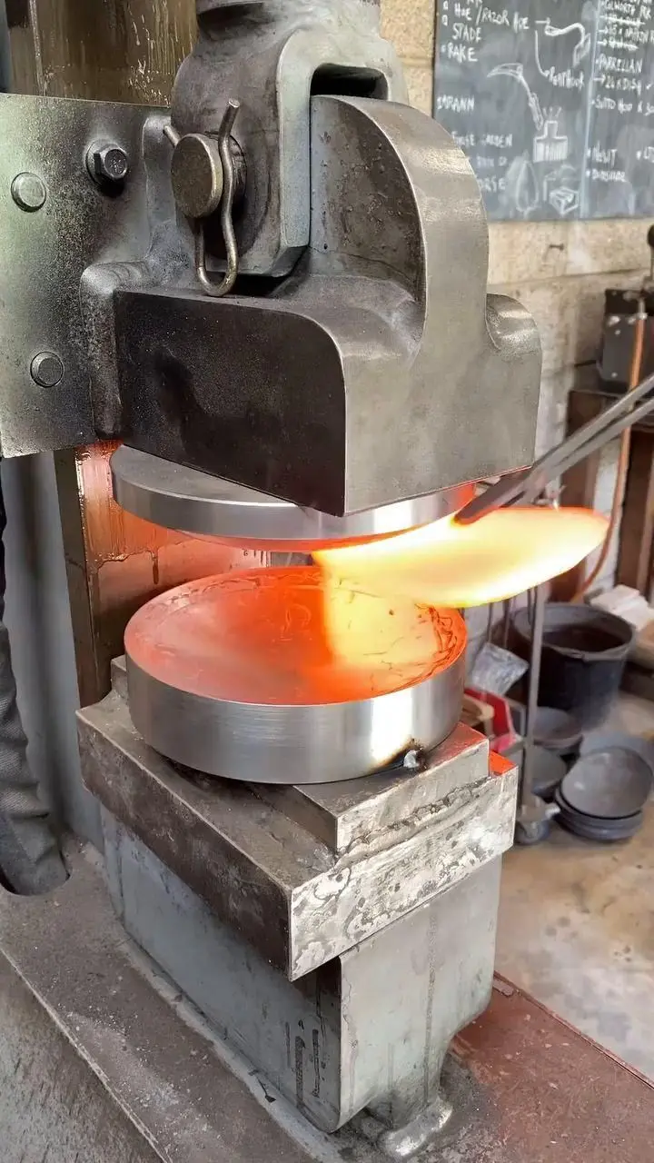 نمونه‌ای از فرز آهنگری CNC برای تولیدات دقیق و خودکار در صنایع بزرگ