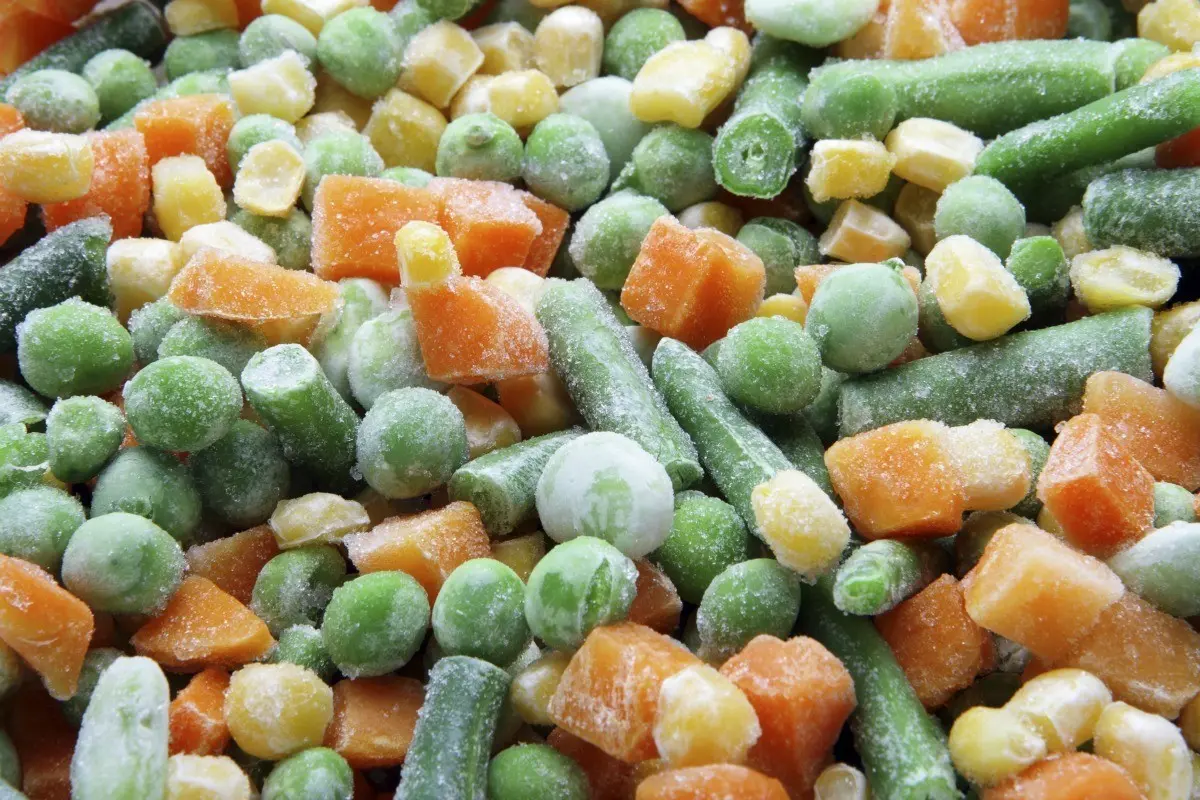 سبزی‌های منجمد شده در بسته‌بندی شفاف و بهداشتی