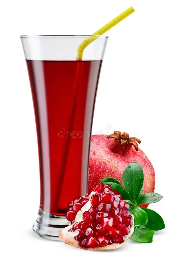 شیشه آب انار طبیعی در زمینه سفید