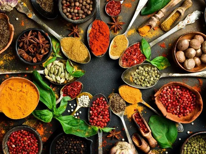 ادویه‌های خشک و تازه برای طعم‌دهی به مرغ