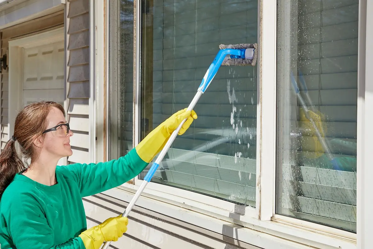 شغل شیشه‌بر ساختمان؛ خدمات، ابزارها و مسیر ورود به بازار کار و نکات مهم