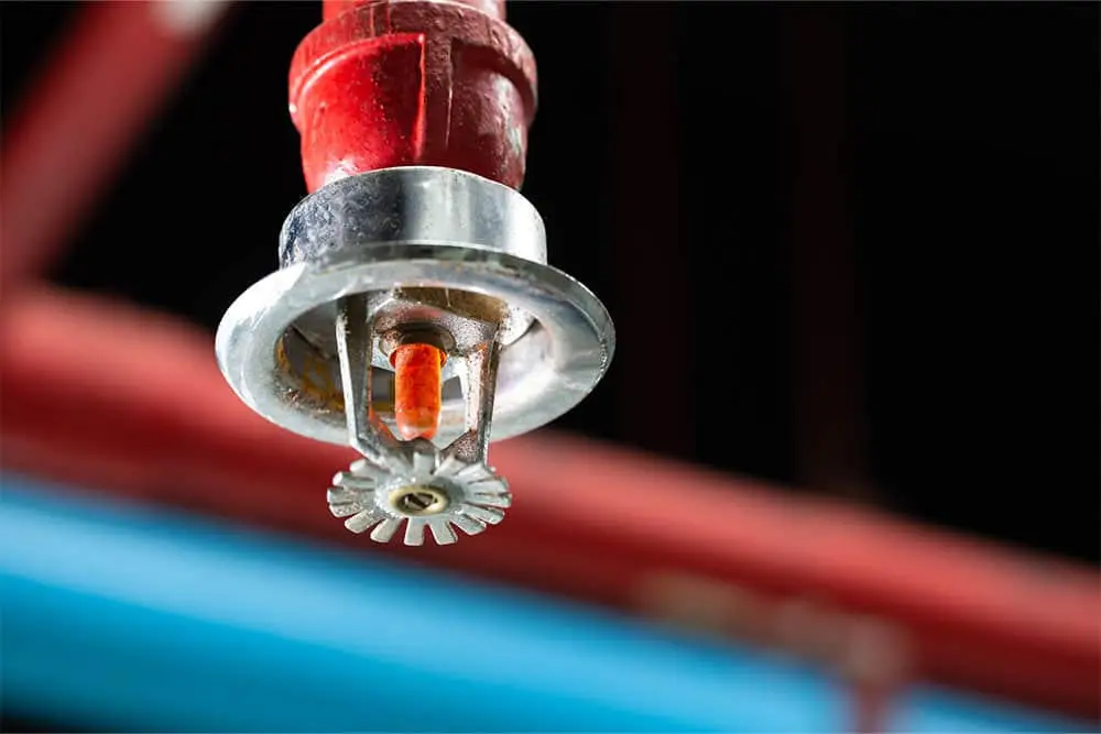 سیستم پاشش آب در یک ساختمان تجاری با sprinklers فعال شده