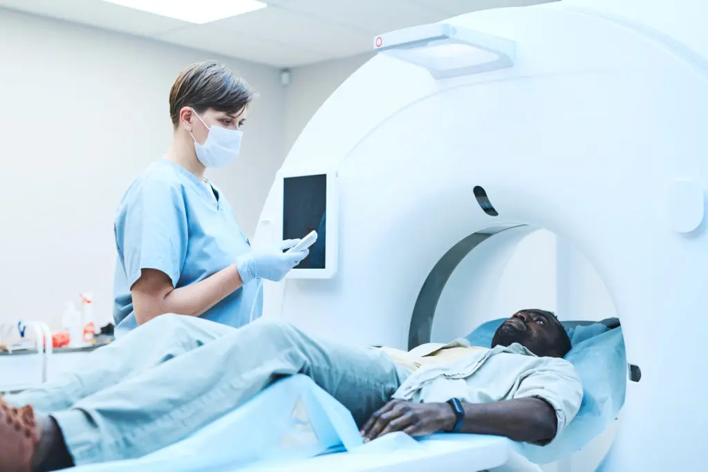 دستگاه MRI در حال انجام اسکن برای تشخیص بیماریهای مغزی