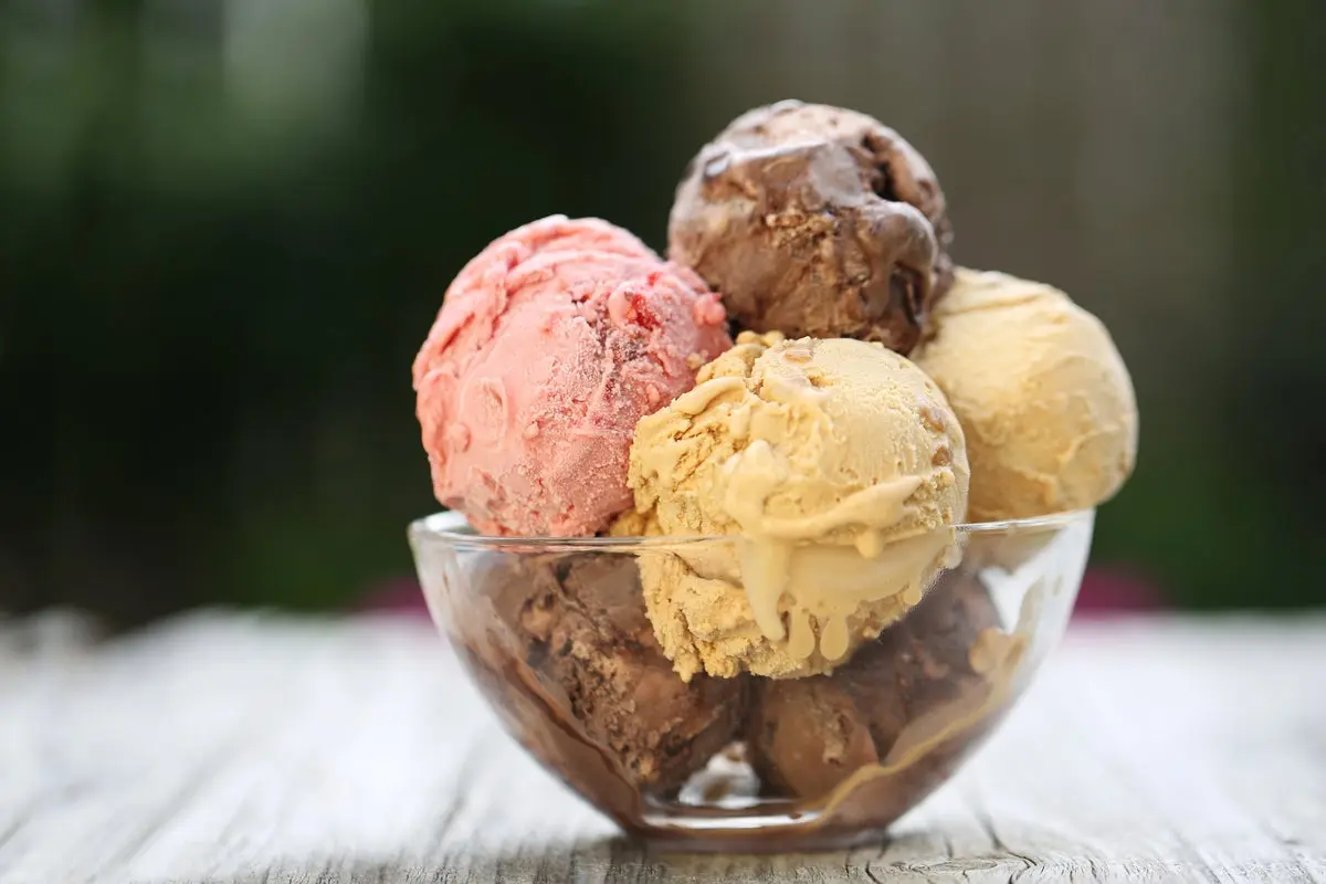 بستنی‌خانه‌ای با محیطی دلنشین و فضای باز برای نشستن