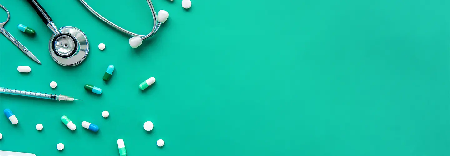 یک پزشک در حال بررسی نتایج آزمایش در دفتر کار