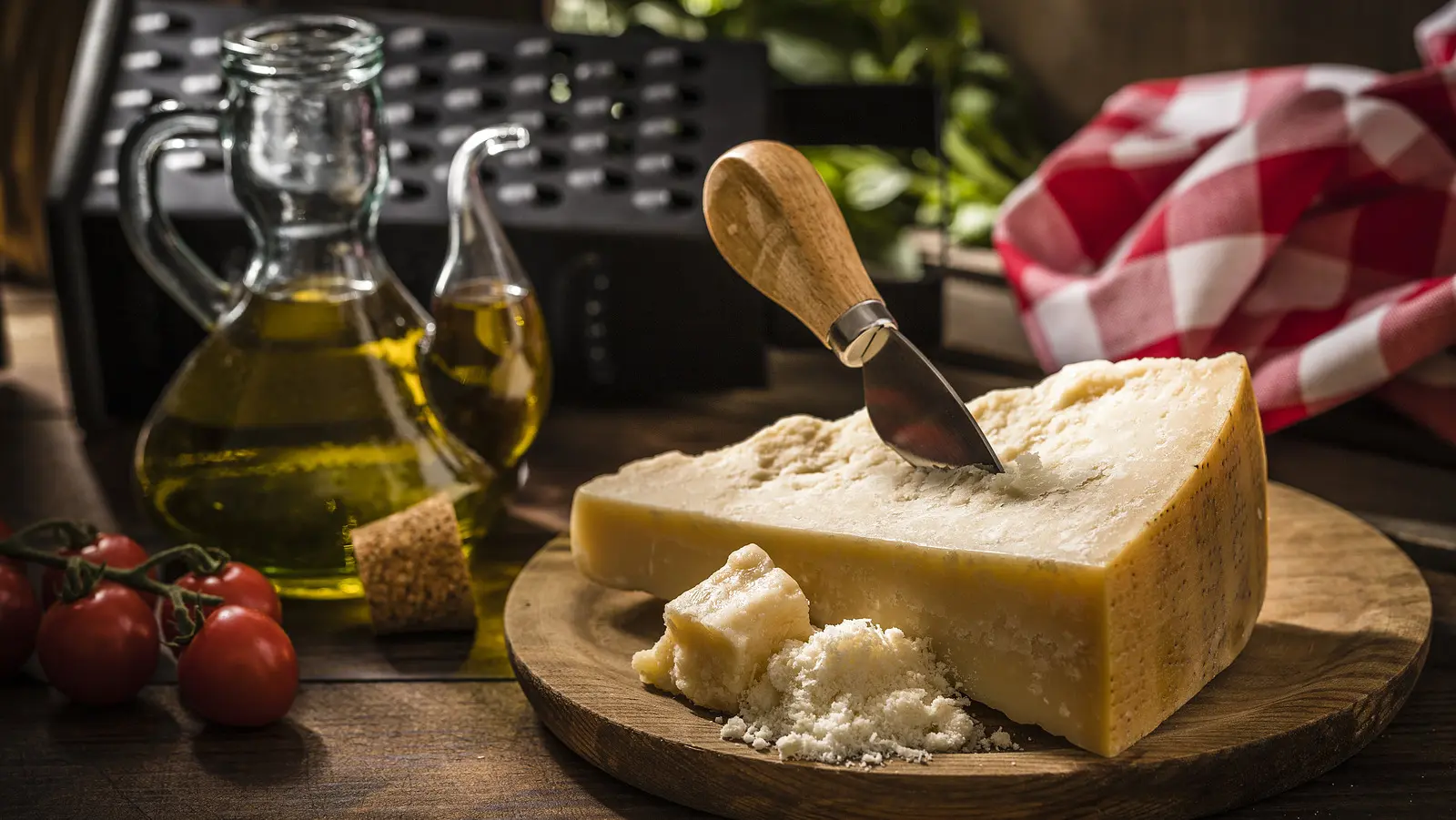 پنیر پارمزان خرد شده روی یک میز چوبی