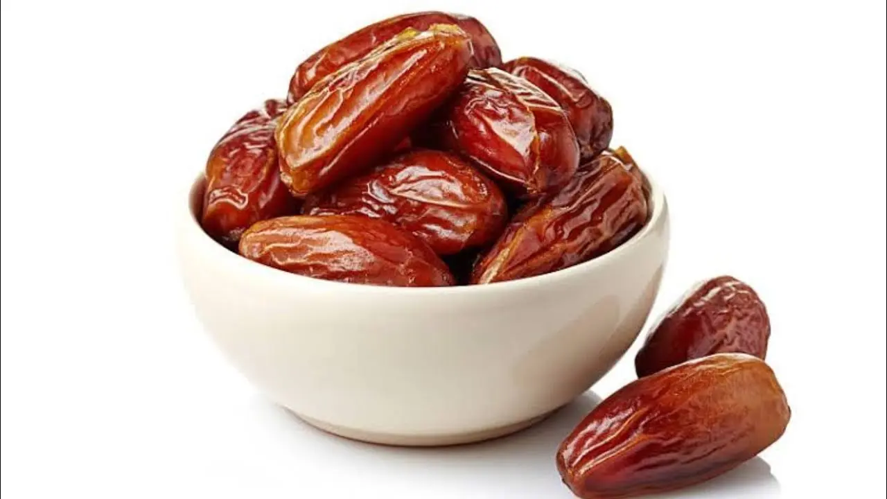 خرماهای تازه در دست یک فرد با کیفیت بالا