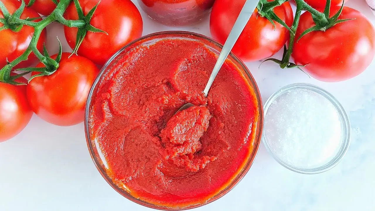 دو نوع رب گوجه فرنگی غلیظ و مایع در کنار یکدیگر