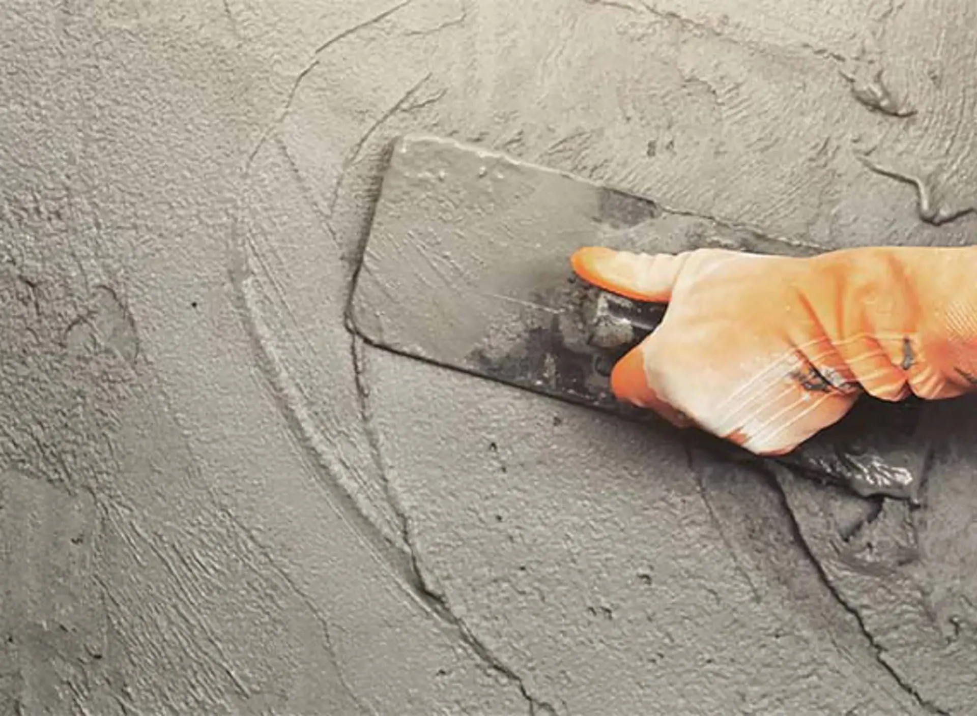 پلاستر سیمانی چیست و چه تفاوتی با گچ‌کاری دارد؛ بررسی نکات و جزئیات مهم