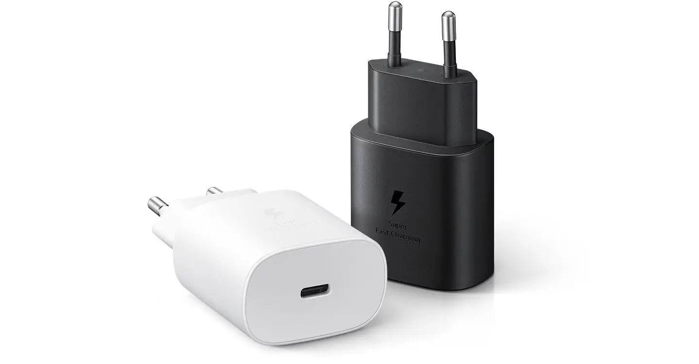 مقایسه شارژرهای فست شارژ با اندازه‌های مختلف و پورت‌های USB-C و Micro-USB